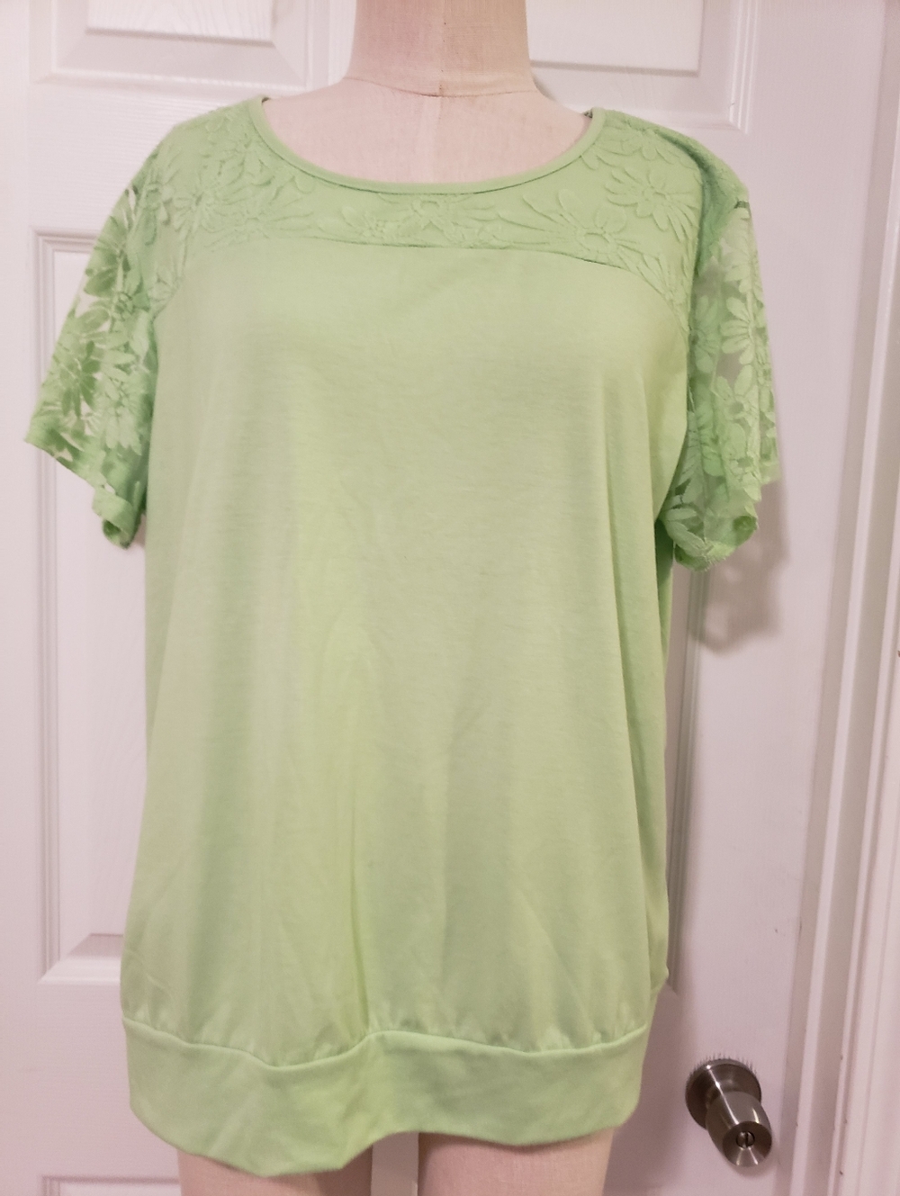 Light Green Lace Sleeve Women’s Top Size XLarge